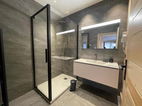 une salle de bain avec un lavabo et une douche dans l'établissement PETITE OURSE - Centre village et proche pistes, à La Clusaz