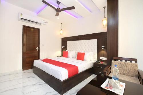 um quarto com uma cama com um edredão vermelho e branco em OYO Hotel Ska Hometel em Chandīgarh