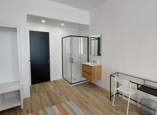 een badkamer met een wastafel en een spiegel bij Brand new ROOMS with private bathroom and balcony-terrasse in Brussel