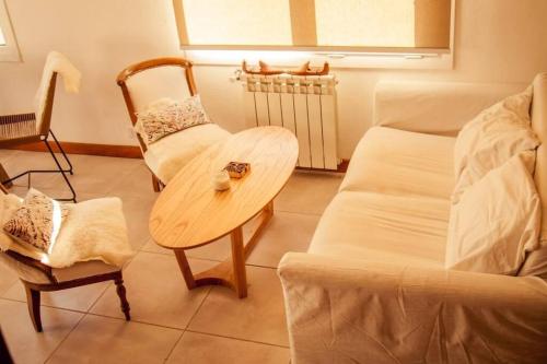 sala de estar con mesa y sofá en Duplex a estrenar a pocos metros del gutierrez en San Carlos de Bariloche