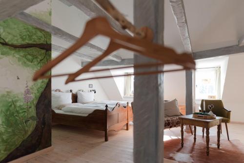 ein Schlafzimmer mit einem Bett und einem Tisch in einem Zimmer in der Unterkunft Haus Krauterkasten in Naumburg