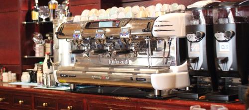 a coffee machine sitting on top of a counter at Hotel Conde Ansúrez in Valladolid