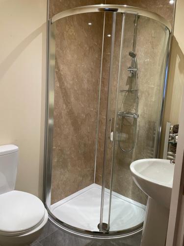 una doccia in un bagno con wc e lavandino di Glenarroch & Witchwood a Kyleakin