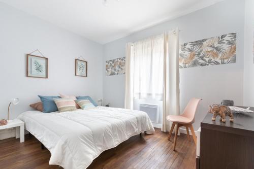 - une chambre blanche avec un grand lit et une chaise dans l'établissement Le Chenin - à 5 min du château dAmboise, à Lussault-sur-Loire