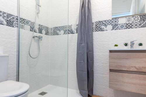 La salle de bains est pourvue d'une douche et de toilettes. dans l'établissement Le Chenin - à 5 min du château dAmboise, à Lussault-sur-Loire
