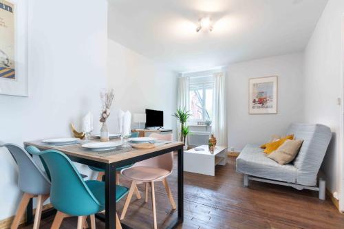 un salon avec une table, des chaises et un canapé dans l'établissement Le Chenin - à 5 min du château dAmboise, à Lussault-sur-Loire