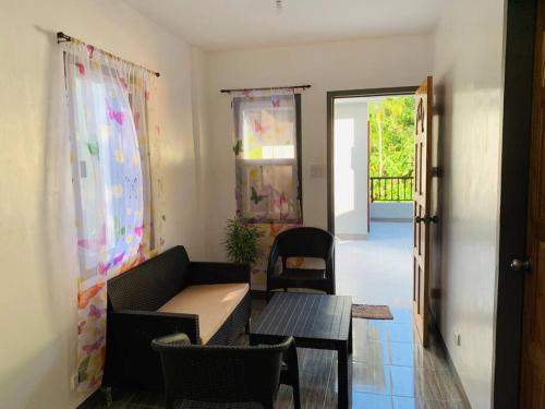 ein Wohnzimmer mit einem Sofa und einem Tisch in der Unterkunft Romblon Transient House in Romblon