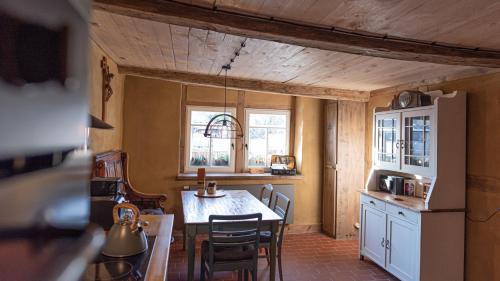 La cuisine est équipée d'une table, de chaises et d'un réfrigérateur. dans l'établissement Haus Krauterkasten, à Naumbourg