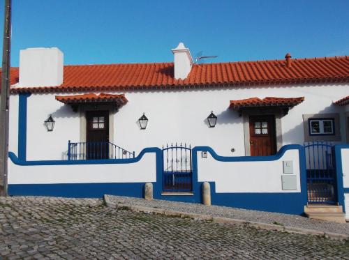 a white and blue house with a red roof at Casa Do Cha in Sintra