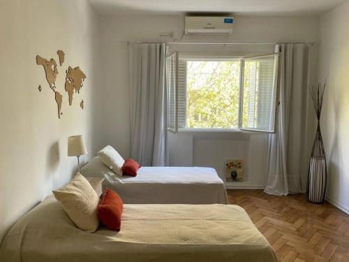 1 dormitorio con 2 camas y ventana en Departamento en pleno Recoleta en Buenos Aires