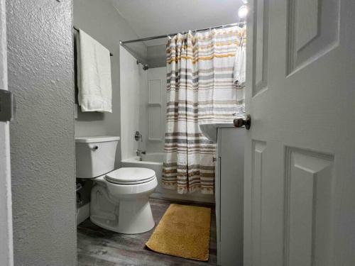 Ένα μπάνιο στο Classic 2-bedroom in Central Billings