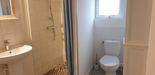 een badkamer met een toilet en een wastafel bij Gîte Les Pommes de Pin aux Mathes La Palmyre 4 pers in Les Mathes
