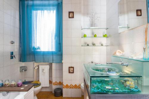 カリアリにあるCagliari Centro Città Roomsの- 洗面台に水槽が付いたバスルーム