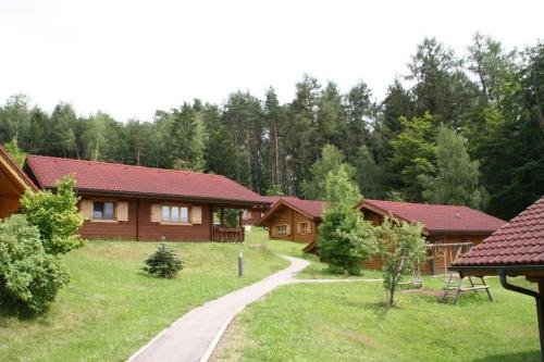 un camino que conduce a una cabaña de madera en Naturerlebnisdorf Stamsried 2, en Stamsried