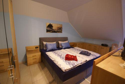 a bedroom with a bed with a red bag on it at Beilsteiner Ferienwohnungen in Beilstein