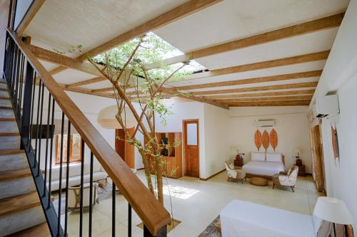 Habitación con cama y escalera en O2 Villas Yala, en Yala