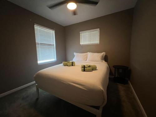 1 dormitorio con 1 cama grande y 2 almohadas en Restful single bedroom getaway en Billings