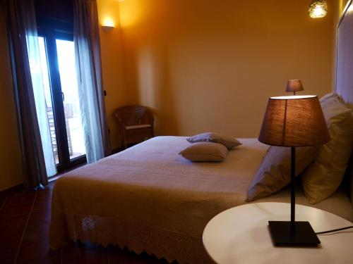 A bed or beds in a room at B&B Pedra Rubia