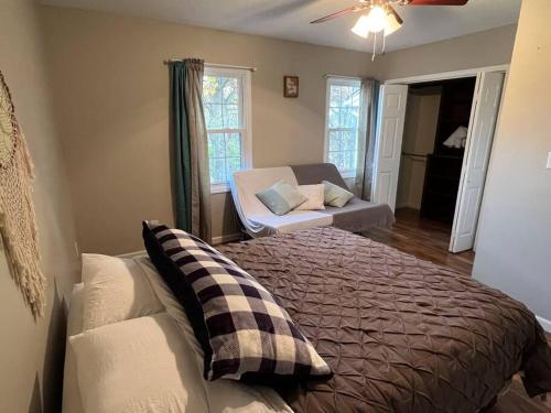 Кровать или кровати в номере The Red Door 2-bedroom townhouse near VT & RU
