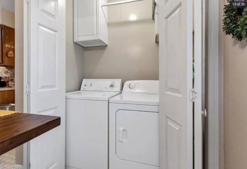 una lavanderia bianca con lavatrice e asciugatrice di The Red Door 2-bedroom townhouse near VT & RU a Radford