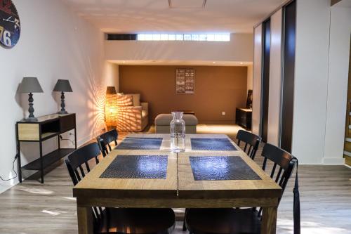 une salle à manger avec une table et des chaises dans l'établissement Duplex Le Philandra - jacuzzi- 2 chambres, à Monteils