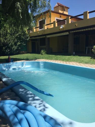 una piscina frente a una casa en Los zorzales quinta Chascomus en Chascomús