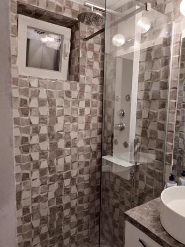 a bathroom with a shower and a sink at Apartament Central in Oradea