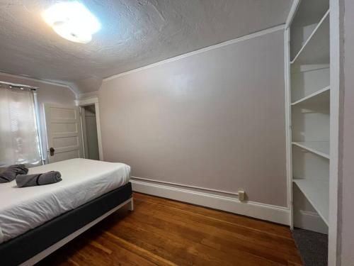 ein Schlafzimmer mit einem Bett und einem Bücherregal in der Unterkunft Timelessly restored home - entirely yours to enjoy in Billings