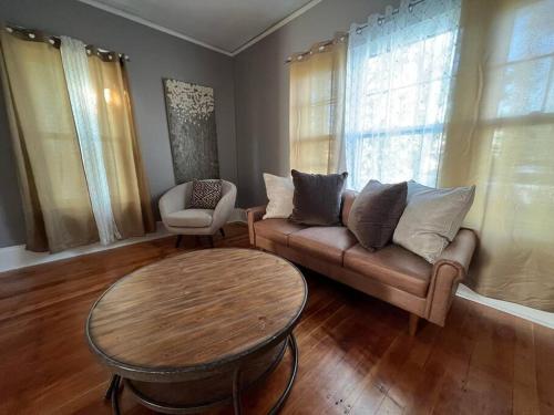 Un lugar para sentarse en Timelessly restored home - entirely yours to enjoy