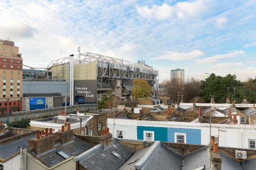 Blick auf ein Fußballstadion mit Gebäuden und Dächern in der Unterkunft Luxury Chelsea Flat in London