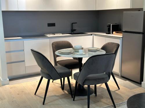Apartman Maša Belgrade Waterfrontにあるキッチンまたは簡易キッチン