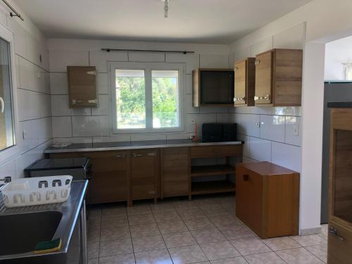 Kuchyňa alebo kuchynka v ubytovaní Superbe Appartement Vue Montagne Proximités Grandes Surfaces