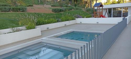 a swimming pool in a patio with a fence at Depto Valparaíso con Vista al Mar y a la Bahía de Valparaíso in Viña del Mar
