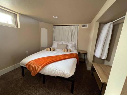 ein Schlafzimmer mit einem großen Bett mit zwei Handtüchern darauf in der Unterkunft Classic home on a quiet street in Billings