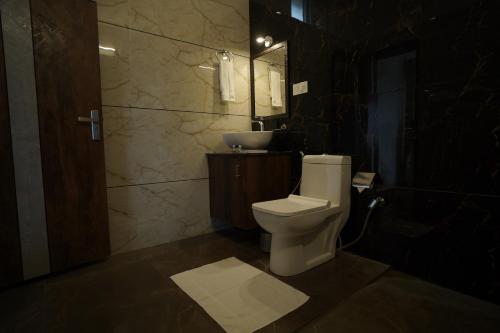 y baño con aseo blanco y lavamanos. en Amar Bagh Resort, en Pushkar