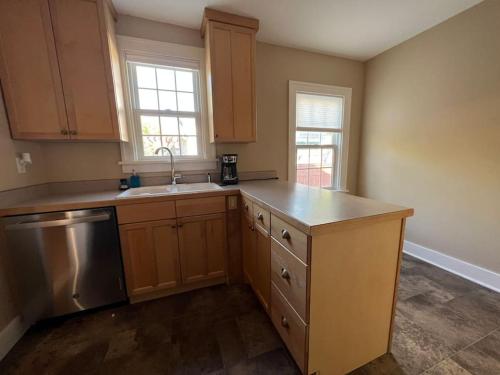 uma cozinha vazia com um lavatório e uma máquina de lavar louça em Freshly renovated home in a vintage neighborhood em Billings