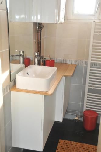 uma casa de banho com um lavatório branco e um espelho. em at Number 1 em Rumst