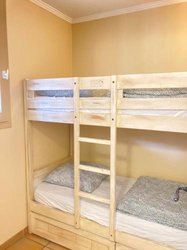 Cette chambre dispose de 3 lits superposés. dans l'établissement Les Restanques 103 plein centre, à Grimaud