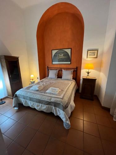 una camera da letto con un grande letto con un arco sopra di esso di Appartamento Duomo a Firenze
