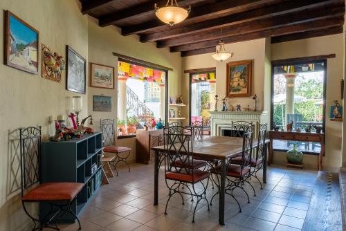 Hotel Ocho Barrios في سان كريستوبال دي لاس كازاس: غرفة طعام مع طاولة وكراسي