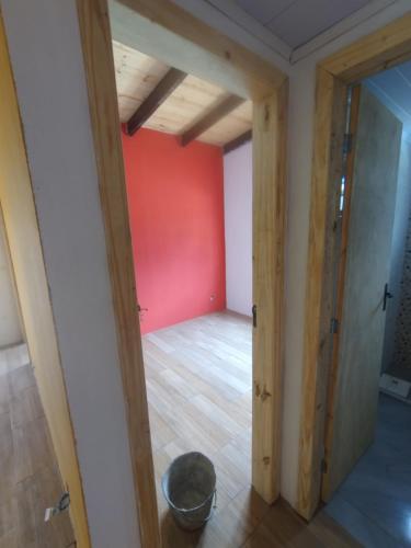 uma vista para um quarto com uma parede vermelha em Villas Laura em Punta Del Diablo
