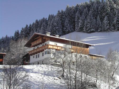 un edificio en la cima de una montaña cubierta de nieve en Lexhof, en Sellrain