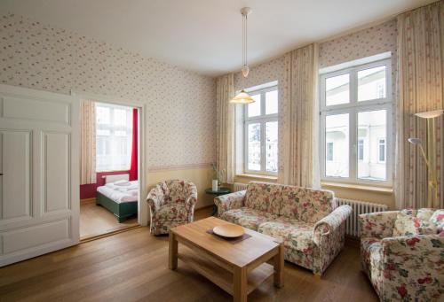 a living room with two chairs and a table at Haus Borgwardt im Ostseebad Göhren in Göhren