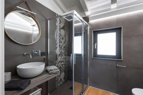 bagno con lavandino e doccia in vetro di 3 Bedroom Modern Villa, Pool, Savoca, East Sicily a Casalvecchio Siculo