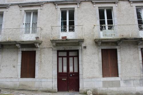 - un bâtiment avec deux portes et trois fenêtres dans l'établissement appartement Eaux Bonnes, à Eaux-Bonnes