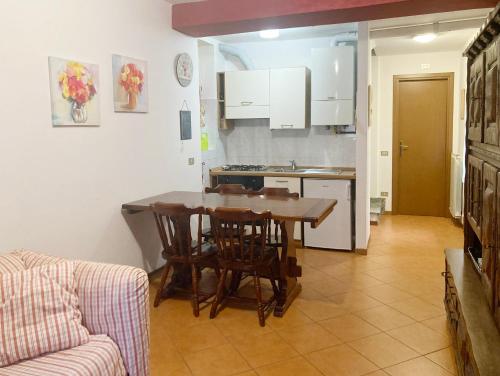 een keuken en eetkamer met een tafel en stoelen bij Authentic mountain house in Barzio center in Barzio