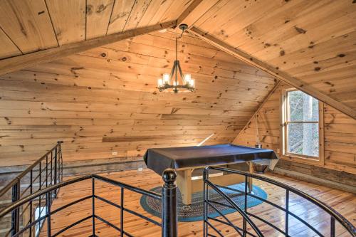 Fotografie z fotogalerie ubytování Over 6 Acres of Hiking Trails Luxe Saluda Cabin! v destinaci Saluda