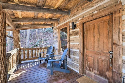 Fotografie z fotogalerie ubytování Over 6 Acres of Hiking Trails Luxe Saluda Cabin! v destinaci Saluda