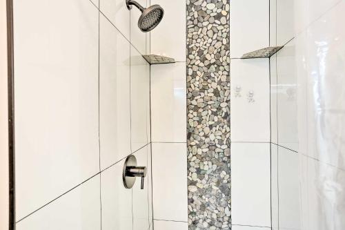 baño con ducha y puerta de cristal en New Paltz Apt - 11 Mi to Poughkeepsie! en New Paltz