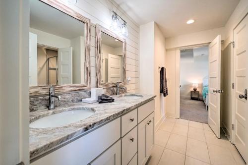 baño con lavabo y espejo grande en Stunning Surf City Home on Canal with Hot Tub!, en Surf City